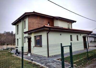 Сглобяема къща „Хубав дом“ с фасада от мазилка Baumit, дървени декоративни елементи и покрив с керамични керемиди