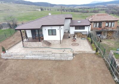 Едноетажна сглобяема къща с гараж, построена от Хубав дом в с. Чавдар