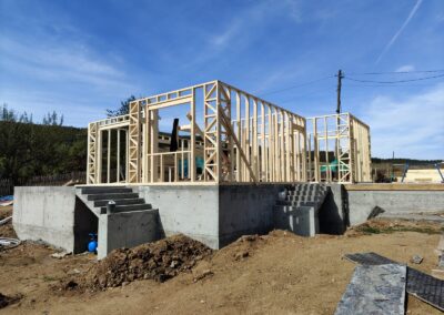 Силова дървена скелетно-гредова конструкция на сглобяема къща в с. Чавдар, изградена върху монолитна основа