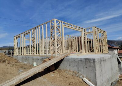 Дървена скелетно-гредова конструкция с диагонални връзки за стабилност на сглобяема къща в с. Чавдар