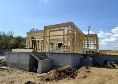 Дървена скелетно-гредова конструкция с монтирана трегерна греда на сглобяема къща в с. Чавдар