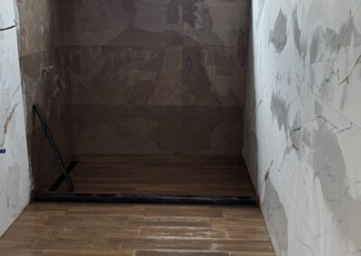 Завършване на баня в сглобяема къща с положени подови и стенни плочки – проект на Хубав дом