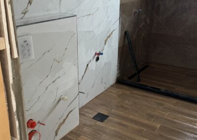 Баня с облечена конструкция и положени стенни и подови плочки в сглобяема къща – Хубав дом