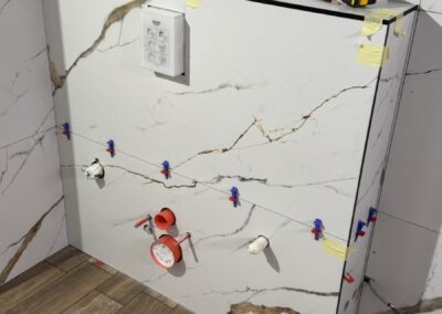 Подготвена структура за вграждане в баня със завършена облицовка от плочки – проект на Хубав дом