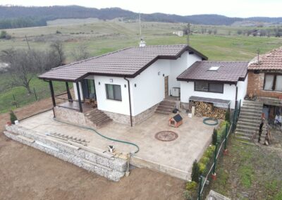 Страничен въздушен изглед към едноетажна сглобяема къща с гараж в с. Чавдар, изпълнена от Хубав дом