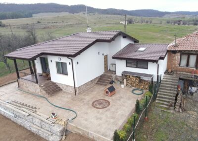 Завършена едноетажна сглобяема къща с гараж и тераса в с. Чавдар, реализирана от Хубав дом