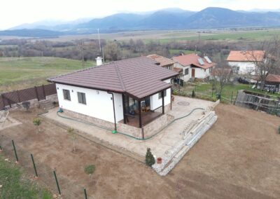 Въздушен изглед към едноетажна сглобяема къща с двор и тераса в с. Чавдар, построена от Хубав дом