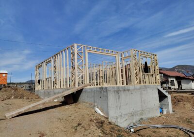 Изграждане на дървена конструкция на сглобяема къща върху стоманобетонна основа – проект на Хубав дом